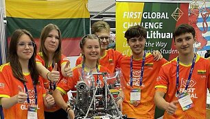Lietuvos moksleivių rinktinė i&scaron;kovojo sidabro medalį pasaulio robotikos olimpiadoje