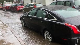 Baloje užklimpęs Žilvimo Žvagulio „Jaguar“ automobilis