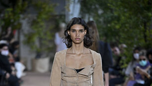 &bdquo;Alberta Ferretti&ldquo; 2021 m. pavasario ir vasaros kolekcijos modelis