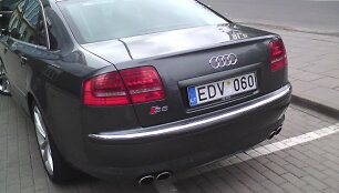&bdquo;Audi S8&ldquo; su keistai užmaskuotu valstybiniu numeriu.