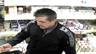 Kauno policija ai&scaron;kinasi, kas i&scaron; parduotuvės bandė pasisavinti prekes