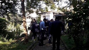 Prie Abchazijos televizijos centro susisprogdino vyras
