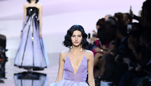 &bdquo;Giorgio Armani&ldquo; 2016 m. pavasario-vasaros kolekcijos modelis