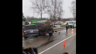Lemtinga baltarusio klaida: sunkvežimio su cisterna Šventežeryje lenkti nevertėjo