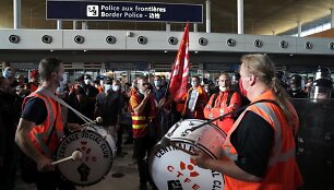 Paryžiuje Ch.de Gaulle'io oro uosto darbuotojai blokavo vieną i&scaron; terminalų