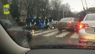 Kauno Kovo 11-osios gatvėje partrenktas vaikas ir moteris