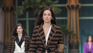 „Chanel Cruise 2020“ kolekcijos modelis