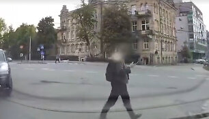 Pėsčiasis su telefonu pėsčiųjų perėjoje