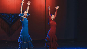 Beata Molytė (su mėlyna suknele) ir Greta Seiliūtė praėjusį savaitgalį klaipėdiečiams pristatė savo pirmąjį flamenko šokio spektaklį „Emocijos“