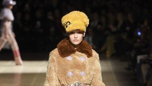 &bdquo;Miu Miu&ldquo; 2017&ndash;2018 m. rudens-žiemos kolekcijos modelis