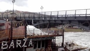 Užfiksuota dramati&scaron;ka akimirka: baržos susidūrimas su tiltu
