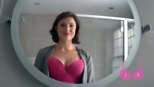Eksperimento dalyvė su rožine liemenėle 