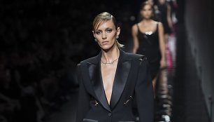 „Versace“ 2020–2021 m. rudens ir žiemos kolekcijos modelis