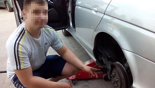 Automobilyje &bdquo;Jaguar S-Type&ldquo; įrengtose slėptuvėse aptiktos cigaretės
