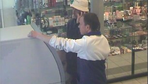 Bankomatų vaizdo kameros užfiksavo įtariamus sukčius