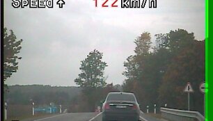 Pareigūnus papirkti bandęs vairuotojas gerokai vir&scaron;ijo leistiną greitį