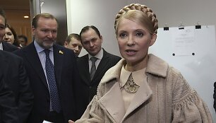 Julija Tymo&scaron;enko demonstruoja kandidatės į prezidento postą pažymėjimą.