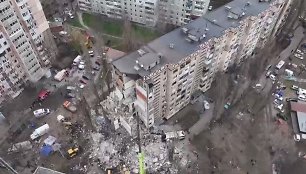 Rusų drono sprogimas Odesoje sunaikino dalį daugiabučio namo