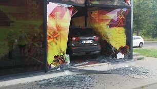 Vilniuje automobilis įvažiavo į prekybos centro pastatą.