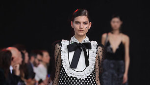 &bdquo;Elie Saab&ldquo; 2020&ndash;2021 m. rudens ir žiemos kolekcijos modelis