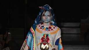 &bdquo;Manish Arora&ldquo; 2019-2020 rudens žiemos kolekcijos modelis
