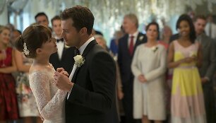 Dakota Johnson ir Jamie Dornanas filme &bdquo;Penkiasde&scaron;imt i&scaron;laisvintų atspalvių&ldquo;