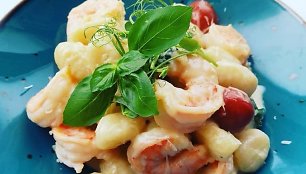 Bulvių virtinukai „gnocchi“ su padažu ir krevetėm