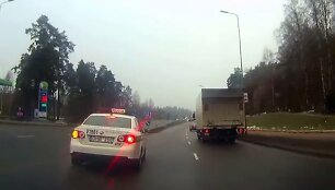 Policijos automobilis kerta i&scaron;tisinę liniją