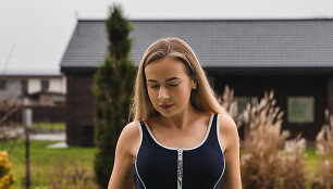 Dovilė maudosi savo tėčio pagamintoje ledo vonioje