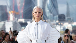 „Alexander McQueen“ 2022 m. pavasario ir vasaros kolekcijos modelis