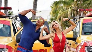 Dwayne'as Johnsonas ir Kelly Rohrbach filme „Gelbėtojai“