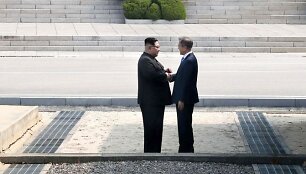 &Scaron;iaurės ir Pietų Korėjos lyderiai: Kim Jong Unas ir Moon Jae-inas 