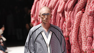 &bdquo;Henrik Vibskov&ldquo; 2017 m. pavasario-vasaros kolekcijos modelis