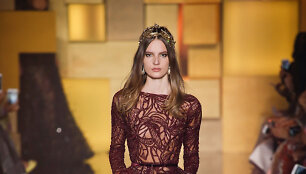 &bdquo;Elie Saab&ldquo; 2015 m. auk&scaron;tosios mados kolekcijos modelis 