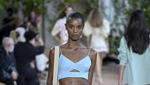&bdquo;Alberta Ferretti&ldquo; 2021 m. pavasario ir vasaros kolekcijos modelis