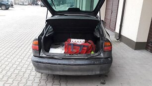 Klaipėdiečio automobilyje &ndash; nelegalūs rūkalai ir naminė degtinė