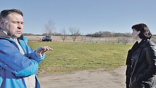 Anot Vydmantuose, Gluosnių g., gyvenančių kaimynų Virginijos Stonkuvienės ir Mindaugo Domarko, ie&scaron;kodami maisto, vilk&scaron;uniai prie jų sodybų per laukus atklysta nuo tvenkinių pusės.