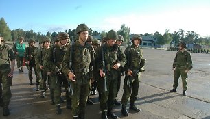 Lietuva atsisakė šauktinių, bet norintys ginti tėvynę kviečiami užsirašyti į savanorių pajėgas ir ateiti tarnauti profesinėje kariuomenėje.