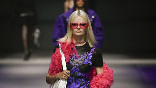 „Versace“ 2023 m. pavasario ir vasaros kolekcijos modelis