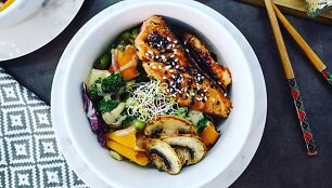 La&scaron;i&scaron;os &bdquo;teryaki&ldquo; dubenėlis su tahini padažu 