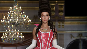 „Moschino“ 2020–2021 m. rudens ir žiemos kolekcij: Bella Hadid