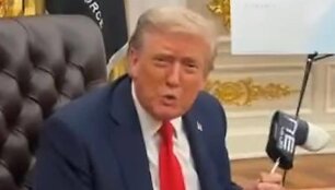 Donaldas Trumpas padėkojo už ypatingą golfo lazdą