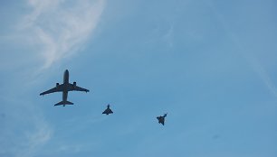 Į Šiaulius atskrido du Italijos karinių oro pajėgų naikintuvai „Eurofighter Typhoon“ ir degalų papildymo lėktuvas „Boeing KC-767A“