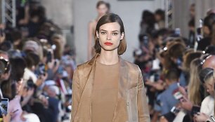 &bdquo;Max Mara&ldquo; 2018 m. pavasario ir vasaros kolekcijos modelis