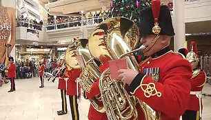 Britų kariuomenės muzikantų netikėtas pasirodymas