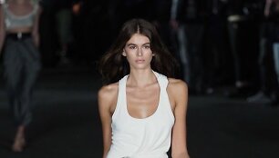 &bdquo;Alexander Wang&ldquo; 2018 m. pavasario ir vasaros kolekcijos modelis