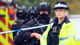 Britų policija po i&scaron;puolio prie&scaron; sinagogą / PAUL CURRIE / AFP