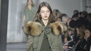 „3.1 Phillip Lim“ kolekcijos modelis