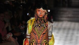 &bdquo;Manish Arora&ldquo; 2019-2020 rudens žiemos kolekcijos modelis