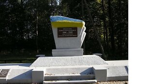 I&scaron;niekintas monumentas.